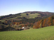 Blick von "Auf der Eck" nach Nordwesten ber den Eckjrghof zum Kandelberg am 6.11.2003