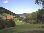 Blick vom Hugmichelhof ber Fuhof (links) ins Eschbachtal und zum Recklemartinshof (oben rechts)