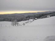 Blick vom Str��chen Breitnau-Heiligenbrunnen nach S�den zum Mahlerhof am 19.1.2004 (links die Alpen)