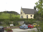 Blick nach Nordwesten zu Kirche und Windrad