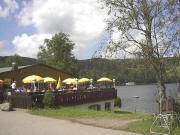 Sandbank Titisee: Blick nach Norden am Ufer-Restaurant vorbei