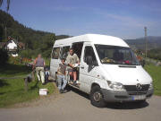 Heiko und Tobias am 18.9.2004 beim Einsammeln von Altpapier in Falkensteig