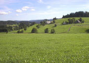 Blick nach S�dosten zu Abrahamshof rechts und Konradenhof links am 9.8.2005