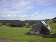 Blick nach S�den �ber das G�stehaus des Haldenmichelhof zum Wirbstein am 9.8.2005