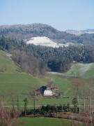 Tele-Blick vom Maierh�uslehof nach Nordwesten zum Leistmacherhof am 6.4.2006