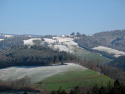 Tele-Blick vom Maierh�uslehof Gummenwald nach Norden zum Lindenberg am 6.4.2006