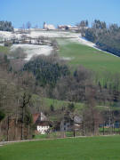 Blick nach Norden �ber den Schw�rzlehof im Unteribental hoch zum Lindenberg am 6.4.2006