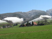 Blick nach Osten zum Z�hringerhof  und in Richtung Weberdobel am 6.4.2006 - immer noch Schnee