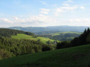 Blick vom Nazihof nach S�dosten �ber den Haldenhof nach St. Peter am 23.8.2006