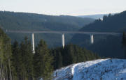 Tele-Blick vom Michelehof nach S�den �ber B31-Gutachbr�cke zu den Alpen am 3.2.2006