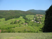 Blick von Sonnhalden nach Westen �bers Kleine Wiesental nach Oberb�rchau am 13.6.2006