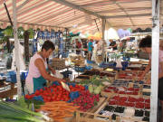 Blick nach Osten vor dem Rappen am 27.7.2006 bei 32 Grad: Obst und Gem�se Schwab aus Denzlingen seit 40 Jahren hier: Tel 07666/5730
