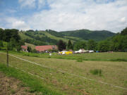 Blick nach Norden �ber den Melcherhof am M�hlentag 5.6.2006 hoch zum Lindenberg
