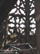Blick von der Galerie zu den Sandstein-Rosetten am 12.3.2006 - unten Ger�stbau