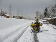 Schwerstarbeit f�r den Brieftr�ger im Schnee am 7.3.2006 - links Bahnhof Littenweiler, rechts hinten Gasthaus zur  Lindenmatte