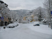 Blick nach S�den vom Dorfplatz in die Sonnenbergstrasse am 5.3.2006 - Stahlbad rechts