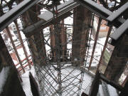 Blick von der Galerie runter in die schneebedeckte Platzform mit Teilen des Ger�stes am 12.3.2006