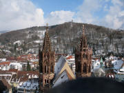 Blick nach Osten zu Schlo�berg und Ro�kopf-Windr�dern am 12.3.2006