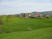 Blick vom Katzentalweg nach Nordosten auf Waibelhof, Horben-Kirche, Raben und Ignazhof (von links) am 3.5.2006