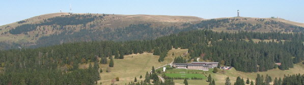 Blick vom Herzogenhorn �bers Bundesleistungszentrum zum Feldberg-Gipfel sowie Seebuck (rechts) am 10.10.2006 
