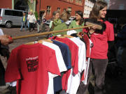 Laufgruppe vom Rasthaus Freiburg mit Shirts "Kein Mensch ist illegal"