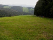 Blick nach Sdosten ber die 1000-m-Bank (rechts am Waldeck) zu Heitzmanns Berghusle (Mitte) und WIlmendobel (links) am 24.9.2006