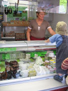 K�se , Eier und Wurst vom Schwalbenhof aus Br�unlingen am 9.6.2007 - ein "R�dle Wurscht" f�r den Junior