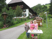 Blick nach Westen am 29.6.2007 zum Schlegelhansenhof mit Kescer, Laura und Wieke (von links)