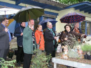 Rundgang durch die Staudeng�rtnerei Gr�fin von Zeppelin mit Aglaia von Rumohr (rechts) Ende Mai 2007