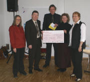 Den Scheck �berreichte Vorstandsmitglied Reinhard Disch (2. v.l) zusammen mit Heike Z�hringer und Gerlinde Pantli vom Bauverein Breisgau an Inge Trichtinger (1.v.l) und Raimund Cimander (3.v.l) von der Lebenshilfe Freiburg