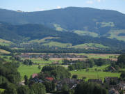 Tele-Blick vom Scherer-Hof ob Eschbach nach Sden ber Stegen-Oberbirgen und Giersberg zum Hochfarn ber Oberried am 30.7.2007