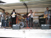Galgenhumor - Integrative Band aus Freiburg: Oli Gitarre, Sngerin Nadine (von rechts) in Stegen bei Motivent 2007