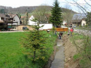 In Feuerbachs Dorfbach k�nnen die Kinder noch spielen - 17.4.2008