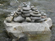 Steine auf gro�em Stein in der Dreisam am 18.8.2008