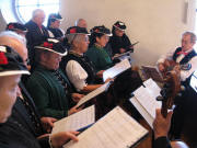 Trachtensinggruppe auf der Empore von Maria Lindenberg am 6.1.2008