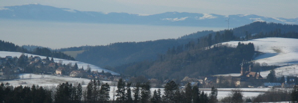 Blick nach Westen von St.Mrgen ber St.Peter und Eschbachtal (links)  zu den Vogesen am 22.12.2007