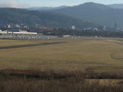 Blick vom Wolfsbuck nach S�dosten zu Schlo�berg, Feldberg und Schauinsland (von links) am 15.1.2008