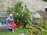 Maria Schle in Ihrem schnen Garten am 27.7.2008