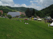 M�hlenfest am Melcherhof 1.6.2009: Blick nach Norden hoch zum Lindenberg