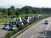 Traktoren auf der B31 im Dreisamtal: Demo des BDM am 23.9.2009