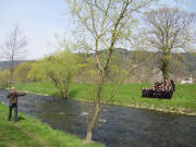 Blick nach Norden �ber die Dreisam zur Ebneter Kirche am 17.4.2010: Der Fotograf und sein Chor
