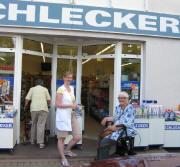 Schlecker-Filiale in Freiburg-Littenweiler am 6.7.2010: Einkauf vor der Ladent�re