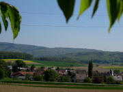 Blick nach Osten von der Schallbacher H�he auf Schallbach am 28.4.2010