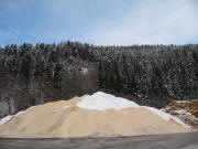 S�gemehl unter Schnee am 3.12.2010 bei Buchenbach