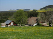 Blick nach Westen �ber den Baschishof zum Hohwart am 25.4.2011