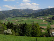 Hillersberg am 18.4.2011: Blick nach S�dosten zu Merklehof, Ensenberg, Reschenberg und Braunh�fe - Elztalhotel rechts