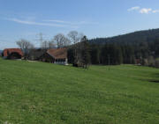 Blick nach Osten zum Moosh�usle und Mooshof (rechts) am 9.4.2011 - rechts unten die Neuhofs�ge