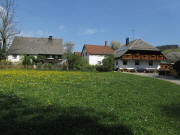 Blick nach Westen zum Sandb�hlhof in Breitnau-Tiefen am 25.4.2011