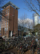 Freiburg-Hauptbahnhof am 28.1.2011: Blick nach Norden zum intercity-Hotel