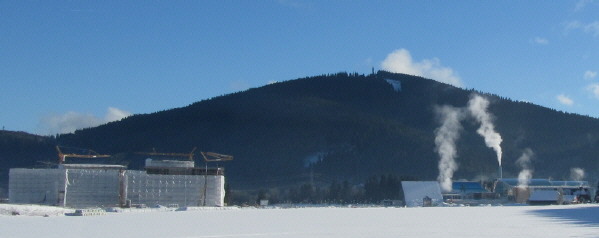 Blick im Schnee nach S�dosten in Titisee-Neustadt zum Hochfirst am 3.1.2011 - Testo links, Badeparadies rechts